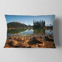 Designart prelijepo čisto jezero sa borovima - pejzažni štampani jastuk za bacanje - 12x20